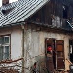 Drewniany budynek mieszkalny po pożarze.
