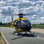 Śmigłowiec Lotniczego Pogotowia Ratunkowego stojący na jezdni w miejscowości Skrudki.