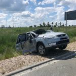 Rozbity samochód osobowy w kolorze srebrnym w rowie przy jezdni w miejscowości Skrudki.