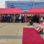 Zaproszeni goście podczas uroczystości na Placu Chopina w Puławach.