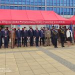 Zaproszeni goście podczas uroczystości na Placu Chopina w Puławach.