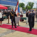 Zastępca Komendanta Głównego PSP przekazuje Sztandar Komendantowi Powiatowemu PSP w Puławach w tle stoją zaproszeni goście.