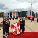 Prezentacja sztanadaru przez trzech strażaków oraz przypięcie Srebrnego Medalu za Zasługi dla Pożarnictwa do sztandaru.