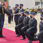 Zastępca Komendanta Głównego PSP dokonuje aktu promocji oficerskiej.