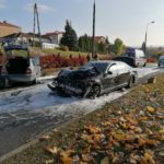 Widok dwóch uszkodzonych samochodów. W tle karetka pogotowia ratunkowego oraz samochód policyjny.