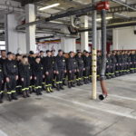 Strażacy ochotnicy podczas zbiórki w garażu Jednostki Ratowniczo Gaśniczej w Puławach.