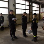 Strażacy ochotnicy podczas zbiórki w garażu Jednostki Ratowniczo Gaśniczej w Puławach.