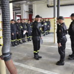 Strażacy ochotnicy podczas zbiórki w garażu Jednostki Ratowniczo Gaśniczej w Puławach.