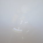 Strażak ochotnik podczas ćwiczeń w zadymionym pomieszczeniu.