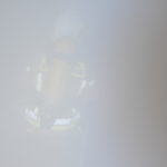 Strażak ochotnik podczas ćwiczeń w zadymionym pomieszczeniu.