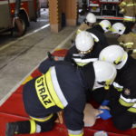Strażacy ochotnicy ćwiczą udzielanie pierwszej pomocy na fantomach.