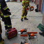 Strażacy ochotnicy szkolą się z zakresu obsługi sprzętu.