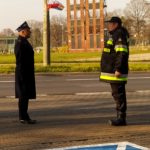 Dowódca uroczystości składa meldunek Komendantowi Powiatowemu PSP w Puławach.